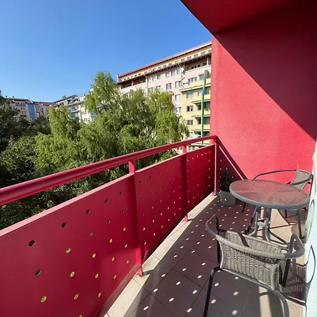 Garden-view Near Center *