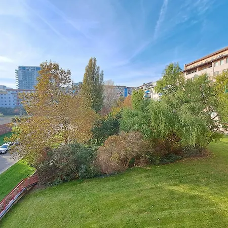 Garden-view Near Center Apartment *